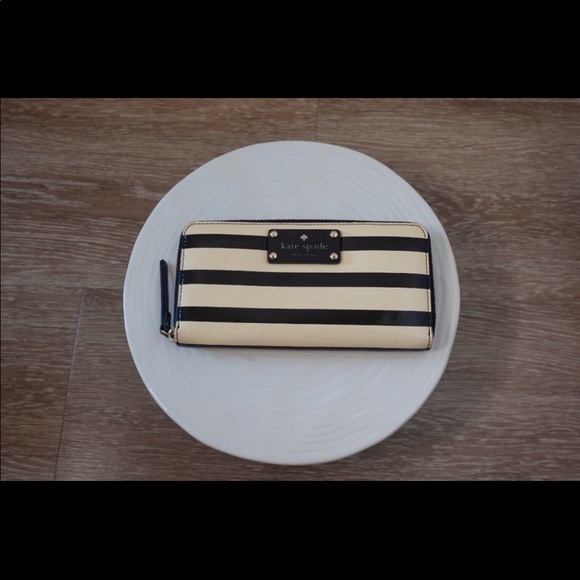 Kate Spade Wallet - Picture 1 of 3